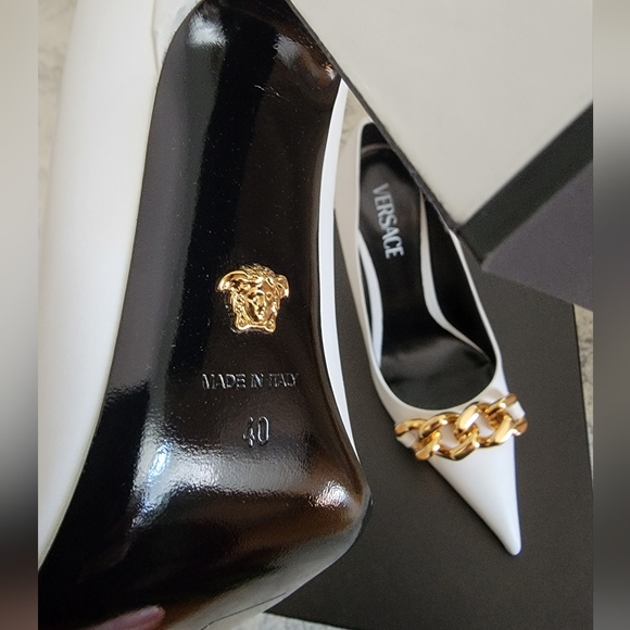 NWT Versace leather pumps in size 40 - Picture 2 of 7
